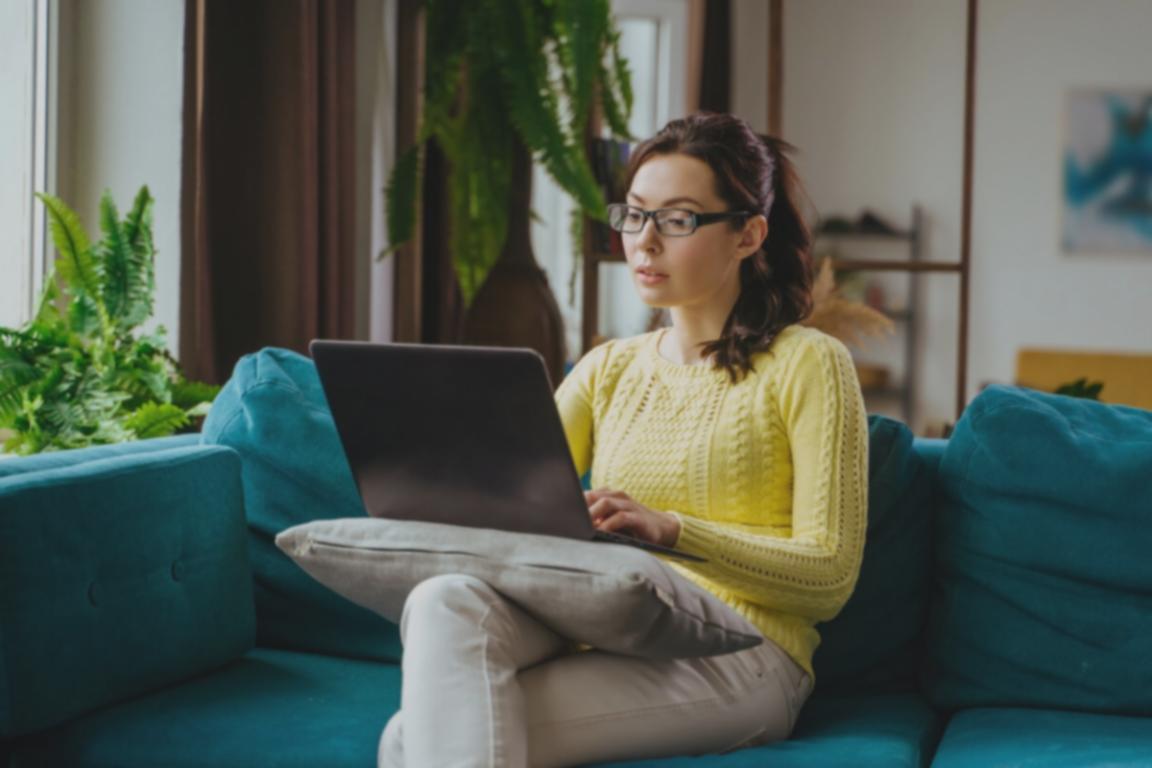 Deltager arbejder med finansiel analyse på laptop under webinar