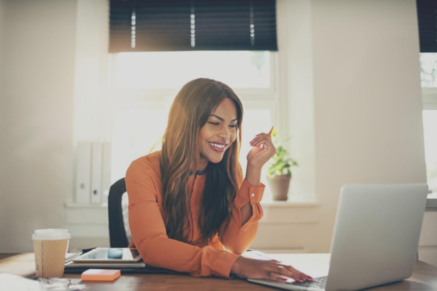 Deltager følger med i live-webinar om investorrapportering